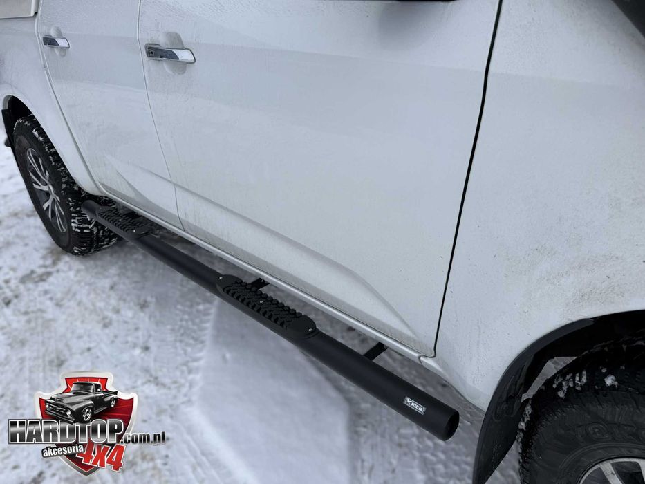 Stopnie boczne z nakładkami plastikowymi Czarne  DC Isuzu D-Max 2020+