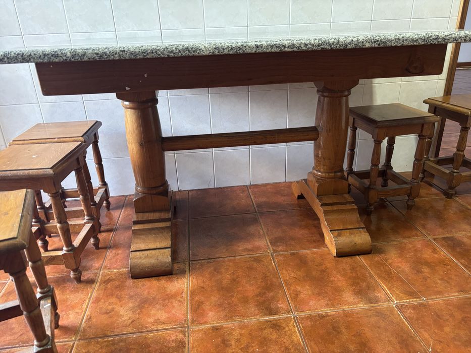 Mesa de cozinha com 6 bancos