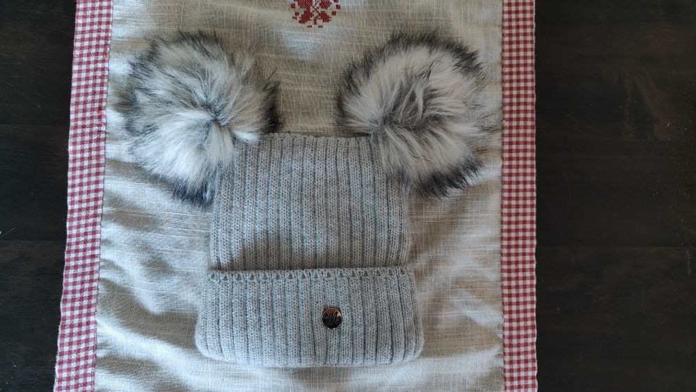 Нова шапочка на дівчинку