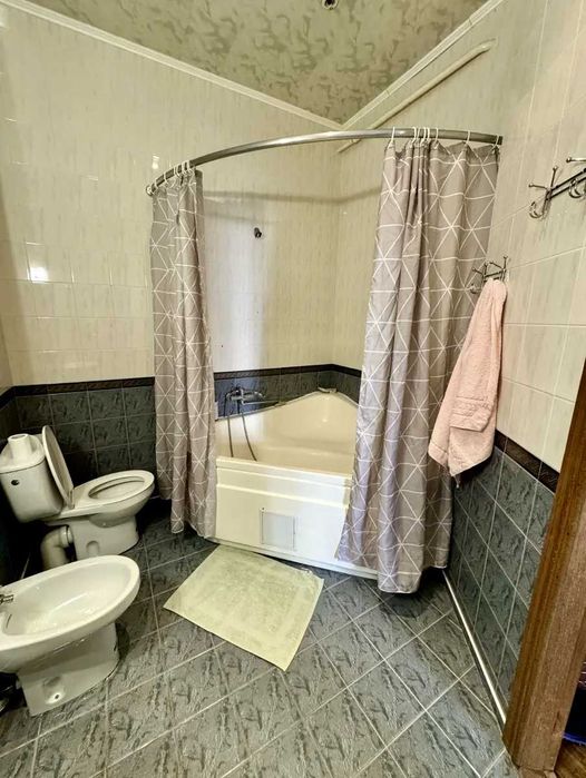 Здається в оренду 2-кімнатна квартира в центрі Києва