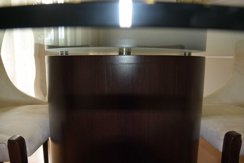 Mesa de sala e cadeiras