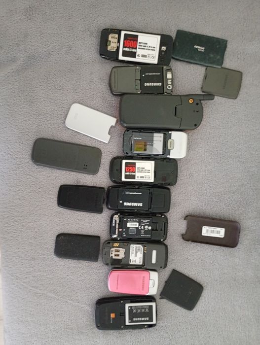 Komplet starych telefonów