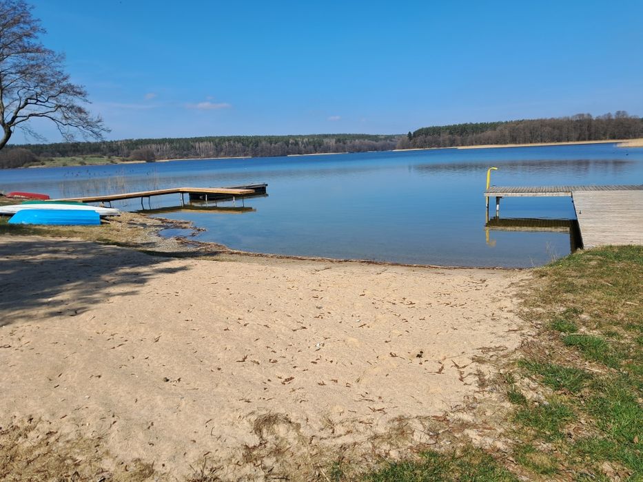 Przytulny domek z pomostami , plażą, placem zabaw