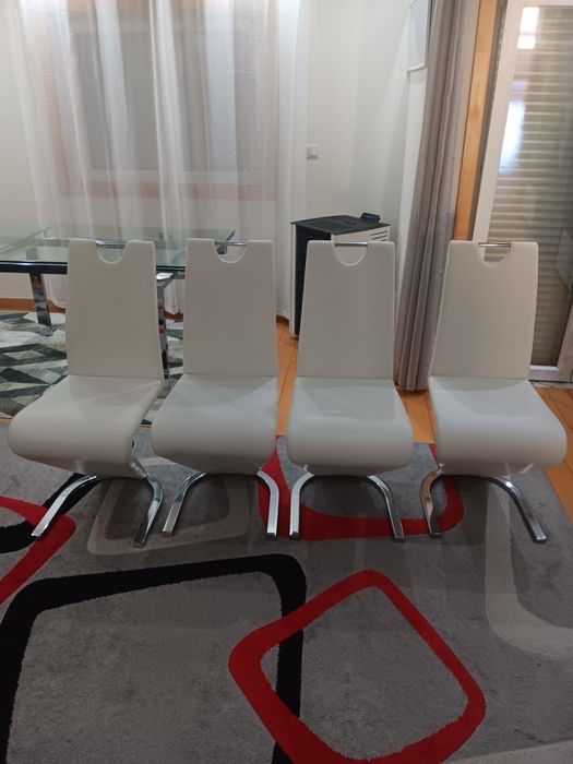 Mesa de sala jantar com cadeiras