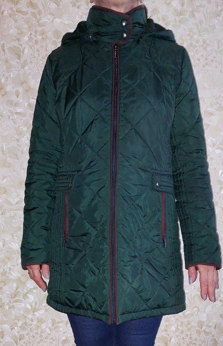 Пальто ровное стеганное весенне-осеннее цвета насыщено зелёный,с капюш