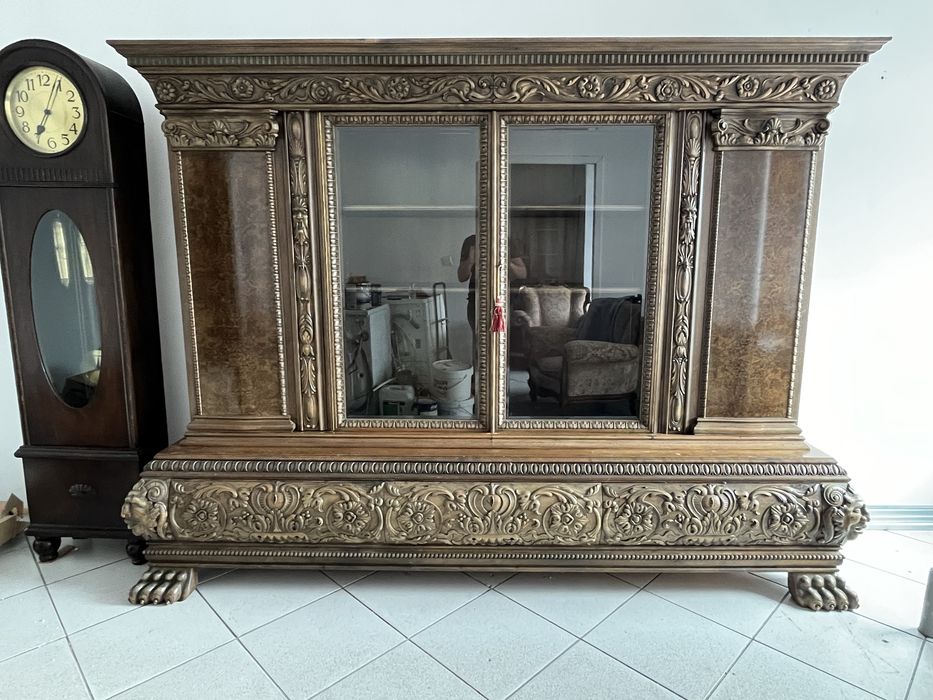 Biblioteka gabinetowa na lwich łapach