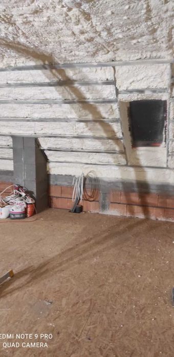 Ocieplanie  piana pur poddasza dachu Izolacje natryskowe pianką pur