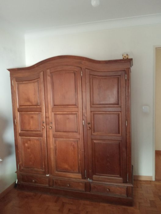 Moveis de quarto, cama roupeiro e mesinha de cabeceira