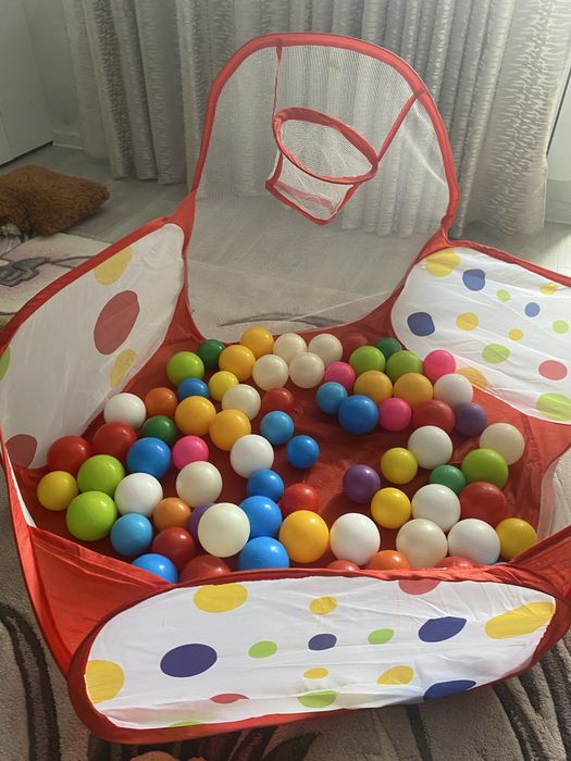 Сухий басейн з 82 кульками