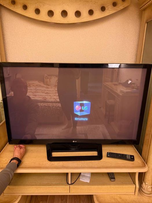 Великий телевізор LG 42 PA450T