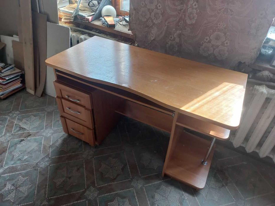 ПРОДАМ Компьютерный стол