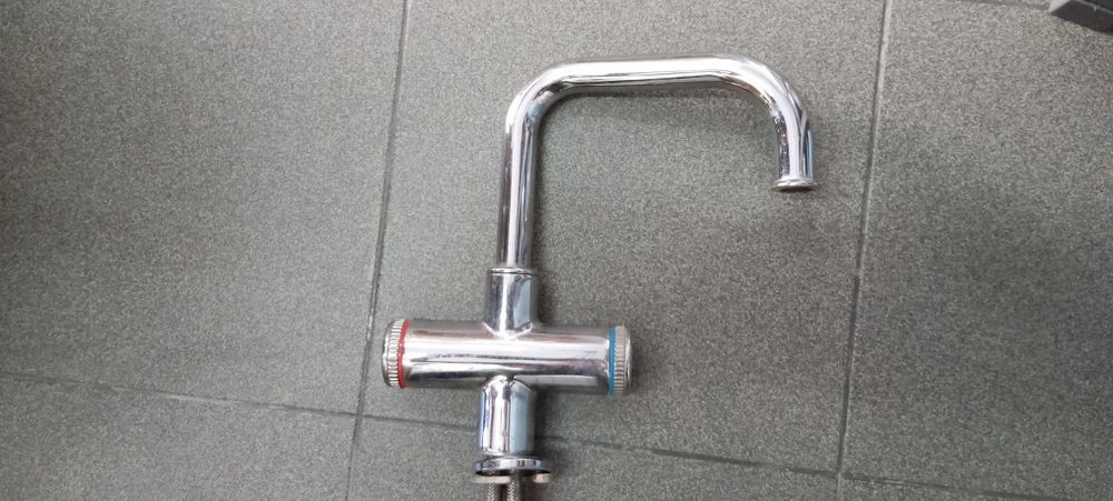 Torneira misturadora moderna em inox