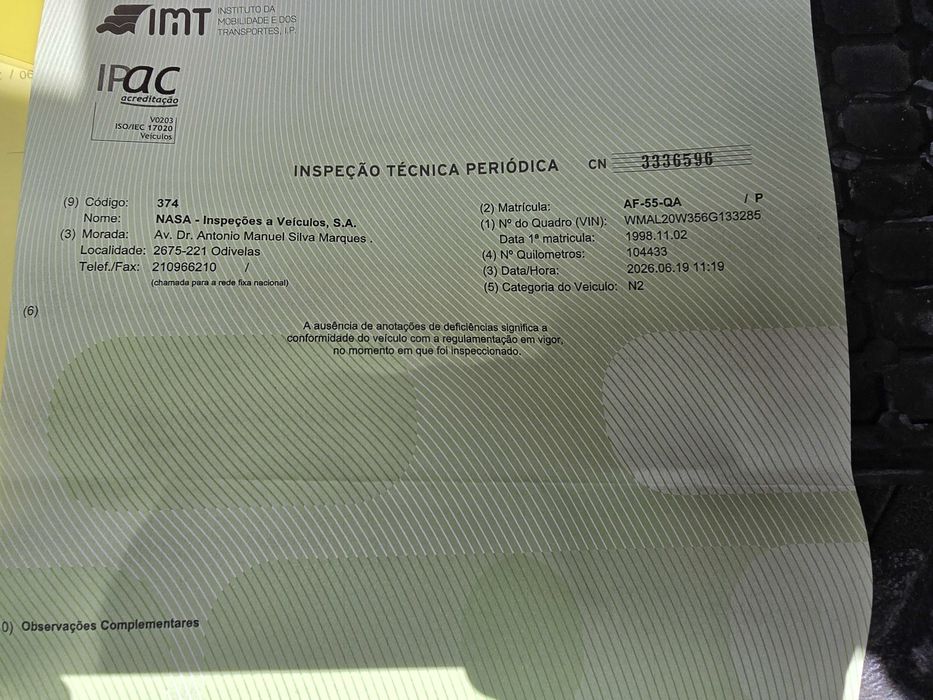 Camião com plataforma elevatória