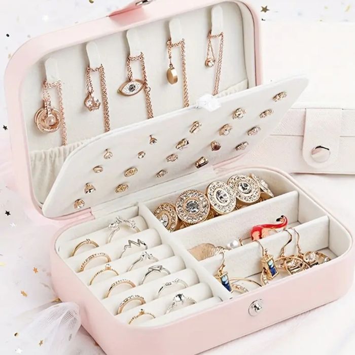 Guarda joias com muita arrumação