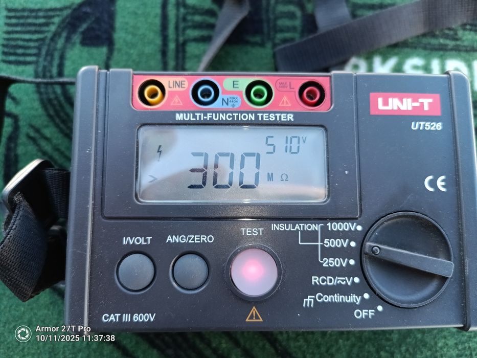 Medidor de resistência de isolamento/teste de diferenciais Uni-t UT526