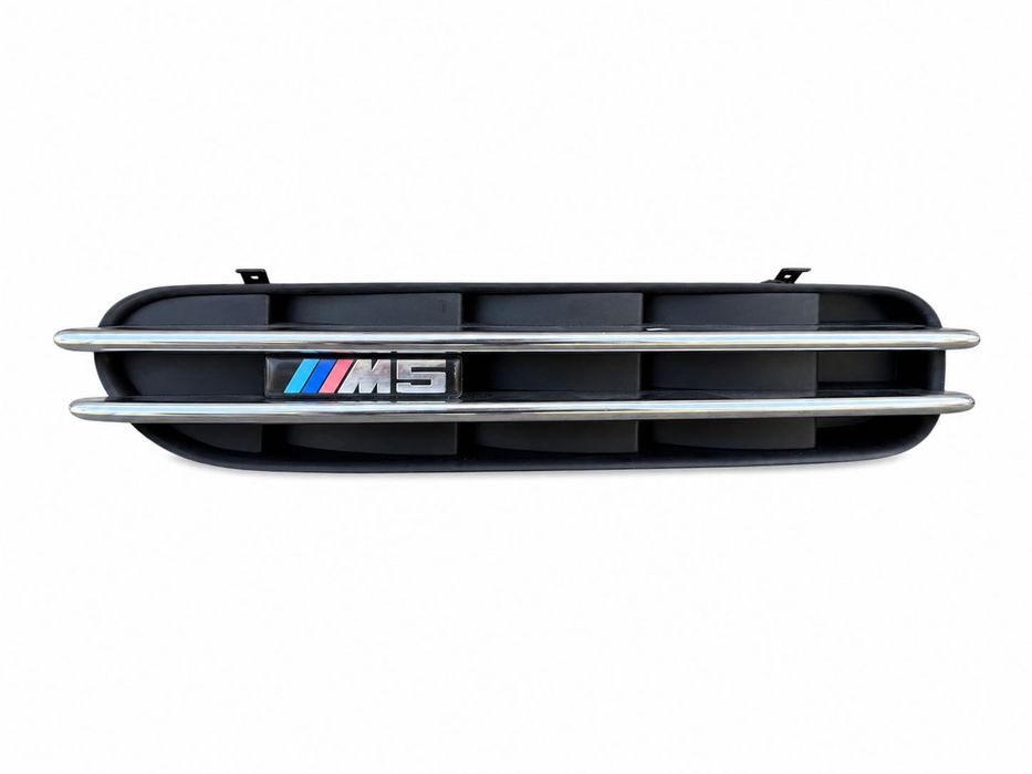 BMW M5 E60 kratka błotnika lewa skrzela emblemat M5 51137896849 OEM