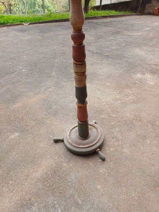 Cabide de pé antigo