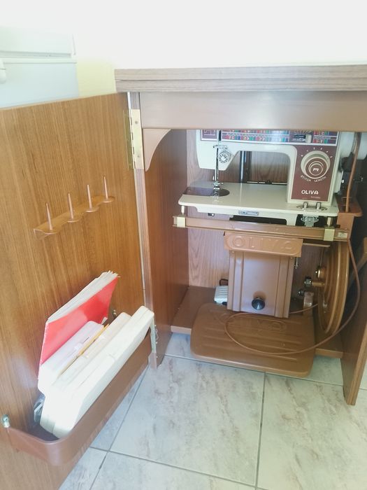 Máquina de costura e bordados - Oliva CL 920