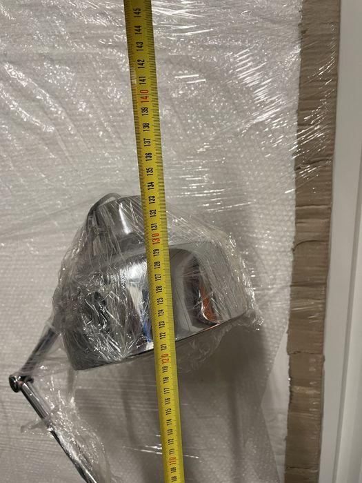 Candeeiro de pé articulado da AREA