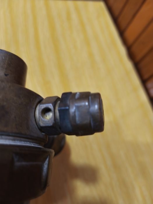 Кислородный редуктор, используемый для газосварки и резки.