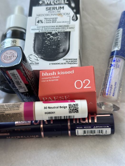 Zestaw kosmetyków mascara skyhigh maybelline garnier serum paese