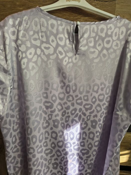Śliczna elegancka bluzka z żakardowym wzorem w panterke
