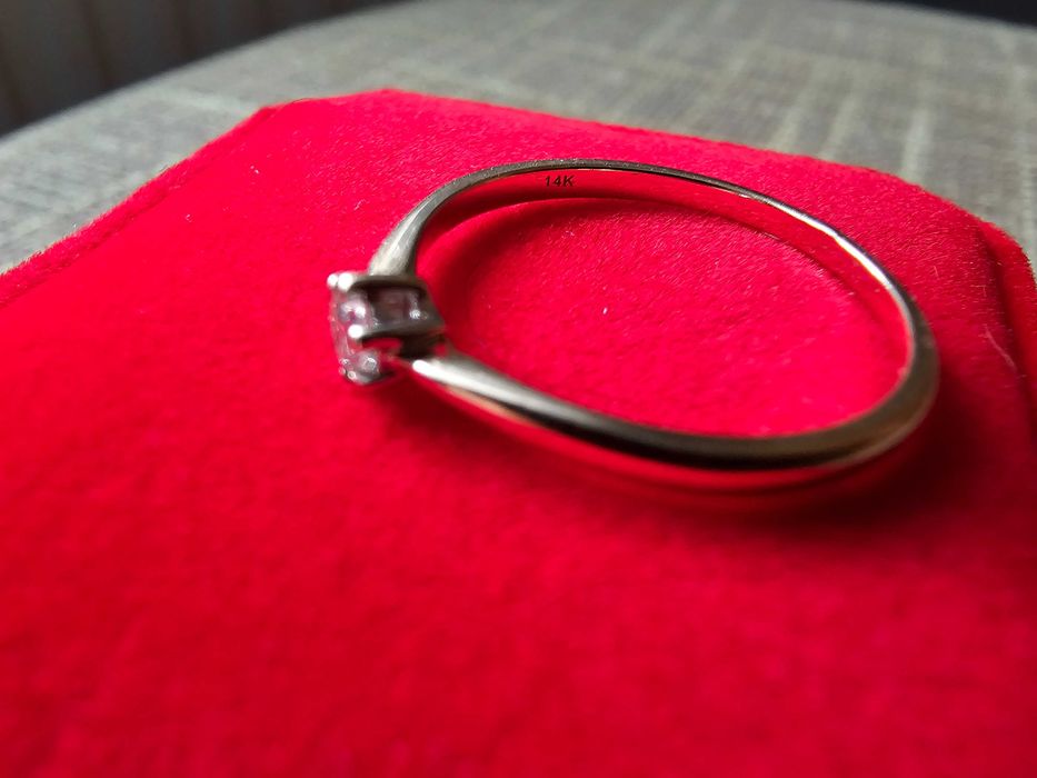 Złoty pierścionek z brylantem 0,13ct, r.15