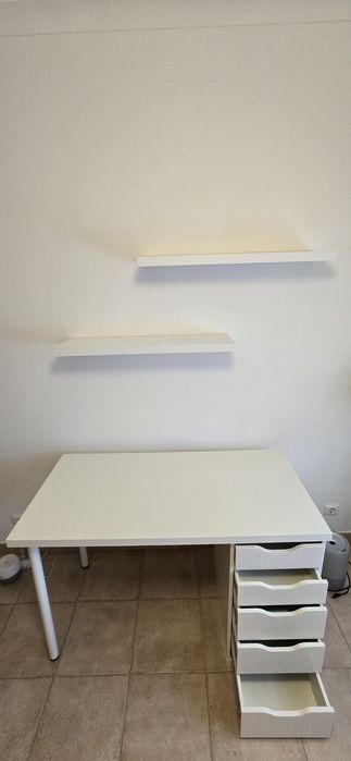 Mesa IKEA com gavetas e prateleiras