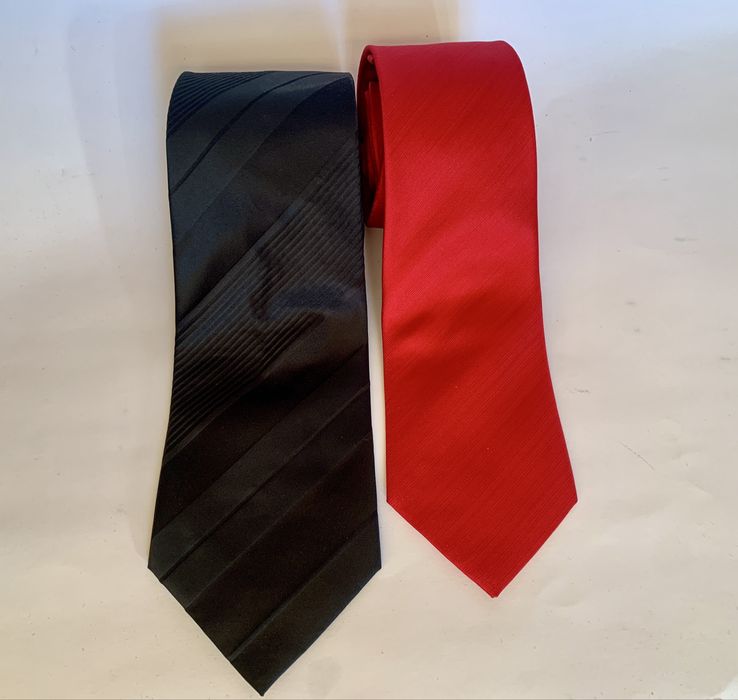 червона і чорна краватка cedarwood state