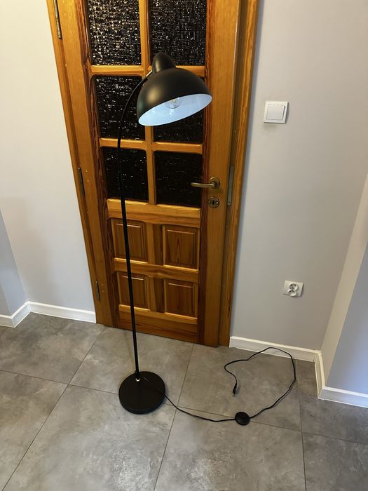 Lampa stojąca Jysk czarna HUGO