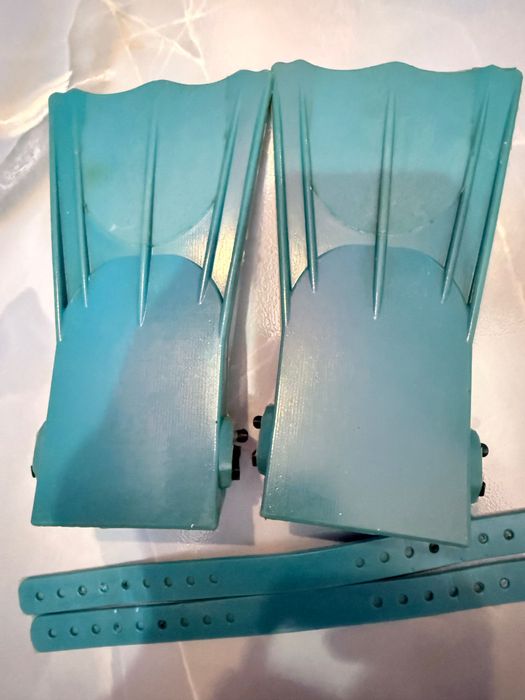 Розовые и синие детские ласты для бассейна й