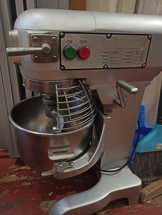 Профессиональный планетарный миксер-тестомес