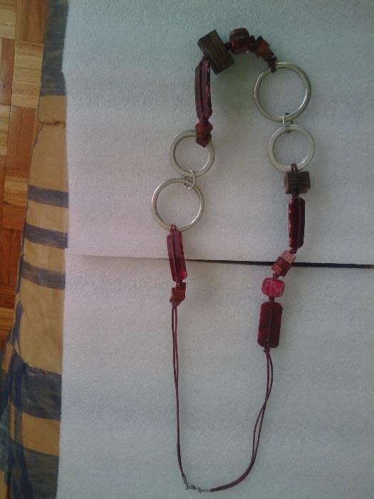 vendo varias colares para senhora(unidade)(8 unidades)(ver fotos)