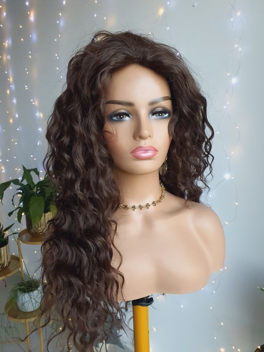 Długa lekka peruka loki fale brąz naturalana fryzura