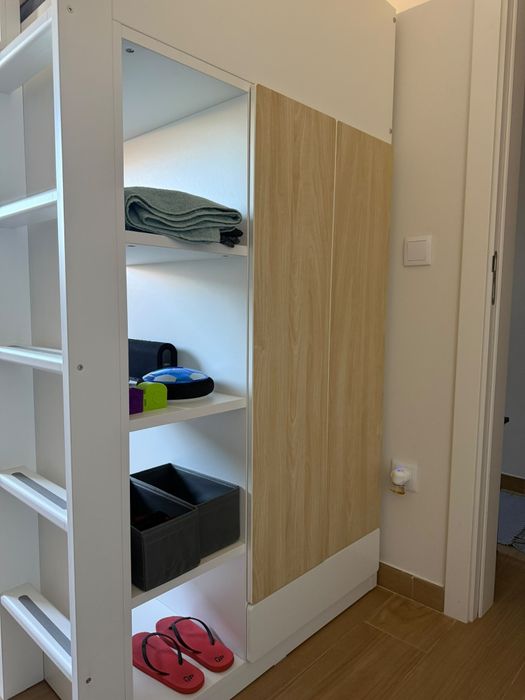 Cama alta com arrumação, secretária e armário