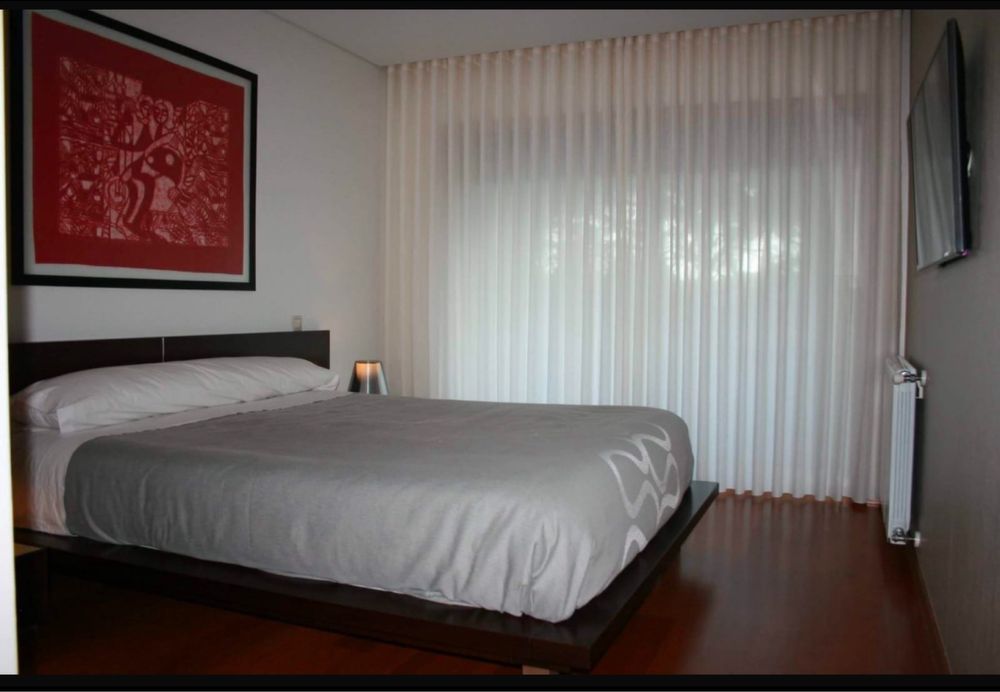 Cama de Casal e Duas Mesinhas Cabeceira em Madeira Maciça de Wengue