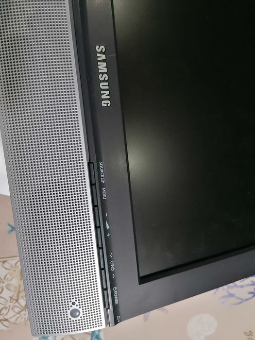 LCD Samsung 22 cm - com entrada a ligação para PC