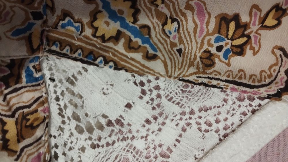 Bawełniano-jedwabna sukienka we wzór paisley marki Laura Ashley.