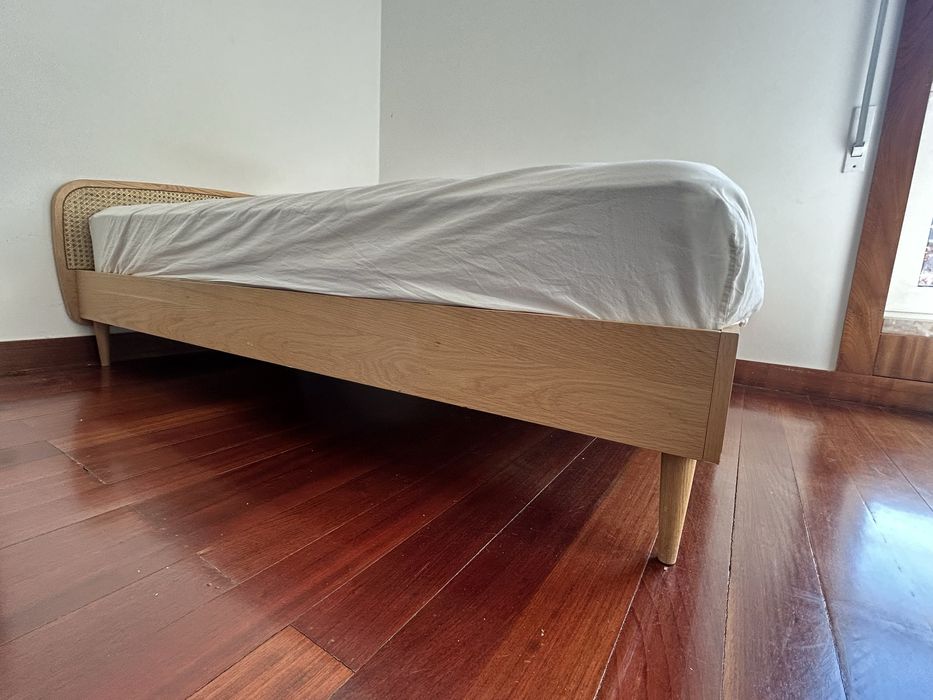 Vendo Cama queen size sem colchao e mesa de cabeceira