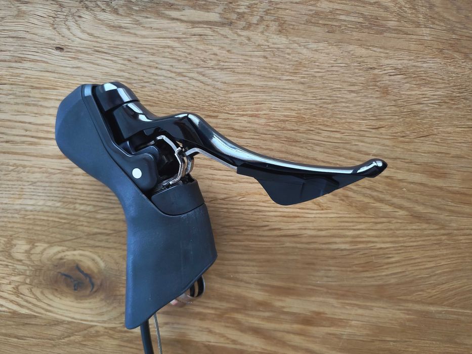 Klamkomanetka hydrauliczna SHIMANO 105 ST-R7120 (lewa)