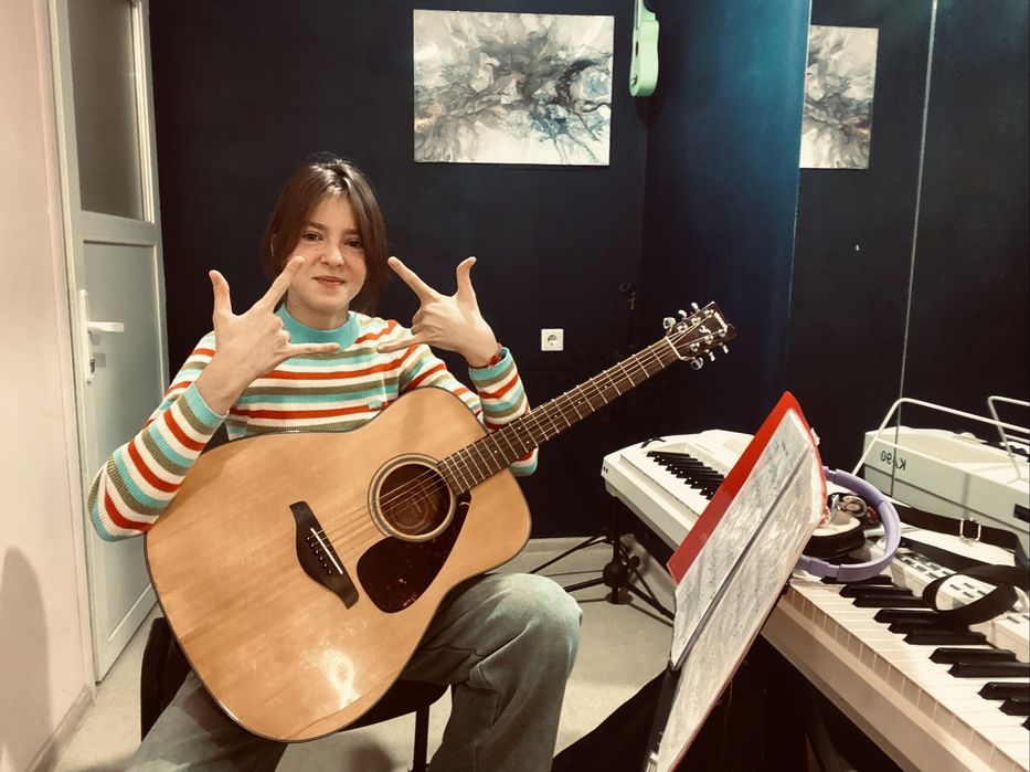 Навчу грати на єлектрогітарі,акустиці,укулеле