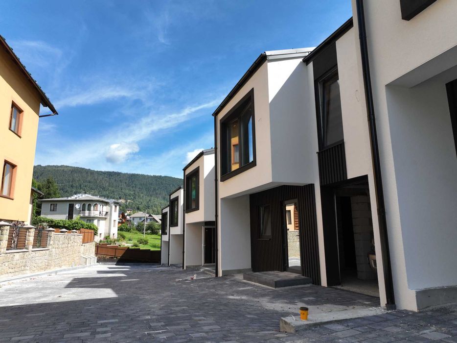 Продається 4 кім. квартира в м. Яремче (паркрмісце, власне подвір`я)