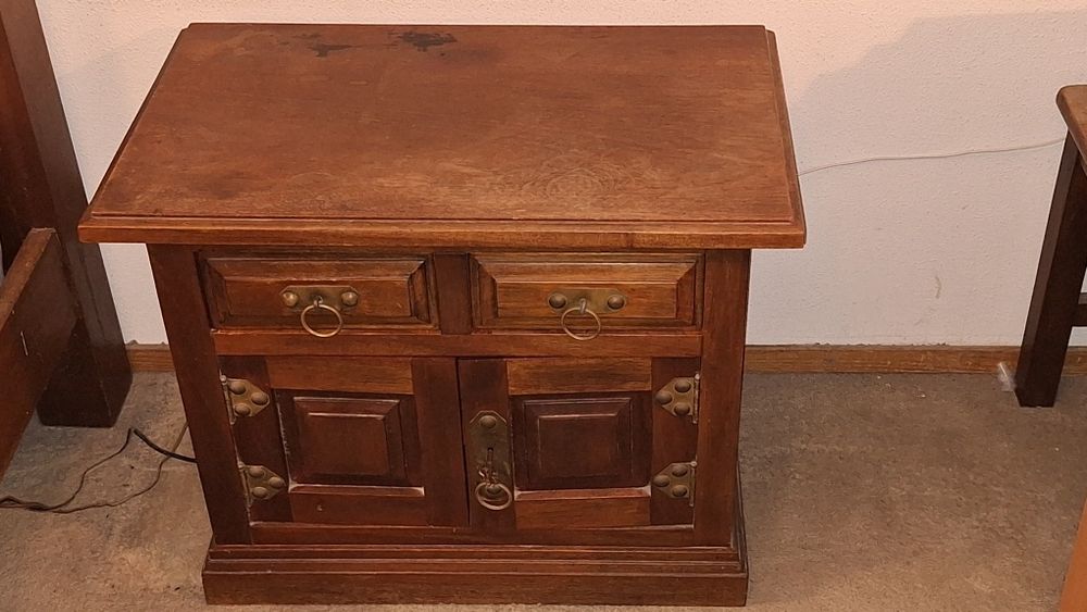 Mesa de cabeceira em madeira maciça