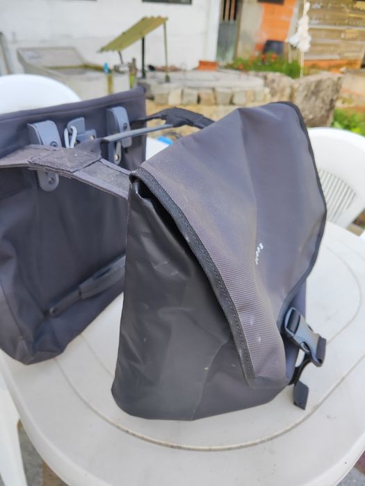 Capacete + malas para bicicleta