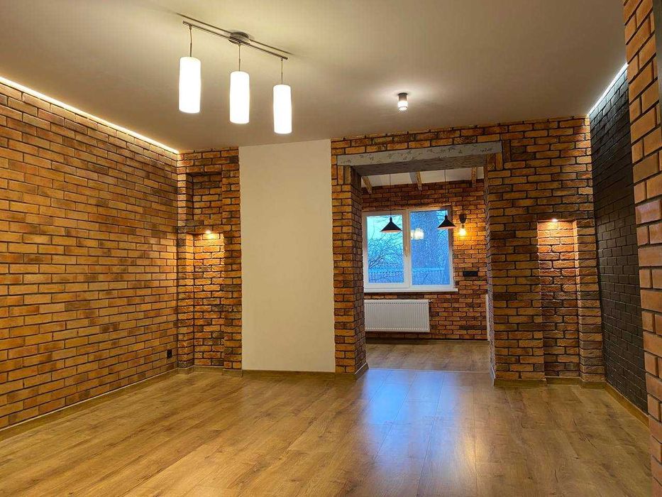 Продаємо квартиру в центрі міста з АО, прибудовою і підвалом