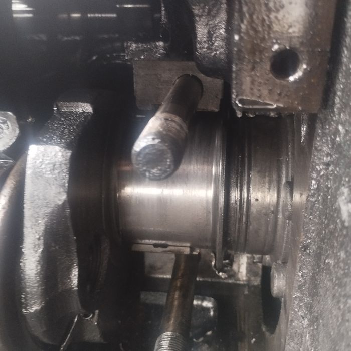 Колінчастий вал головка блоку ЮМЗ