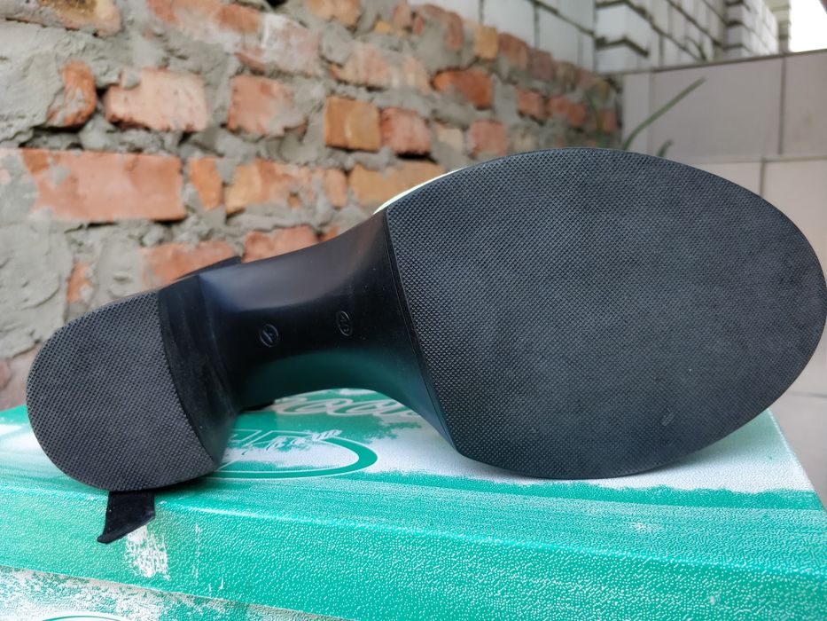 Продам женские кожаные босоножки