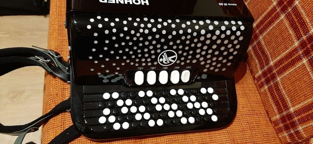 Acordeao hohner Nova lll 96