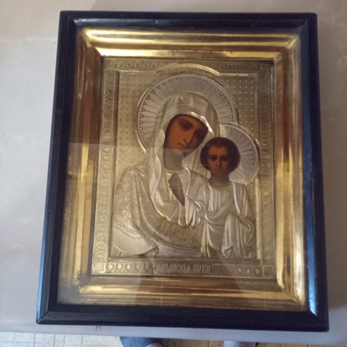 Продам икону в киоте.