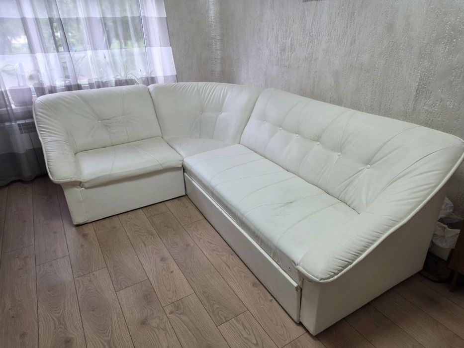 Продам СРОЧНО угловой диван  под реставрацию